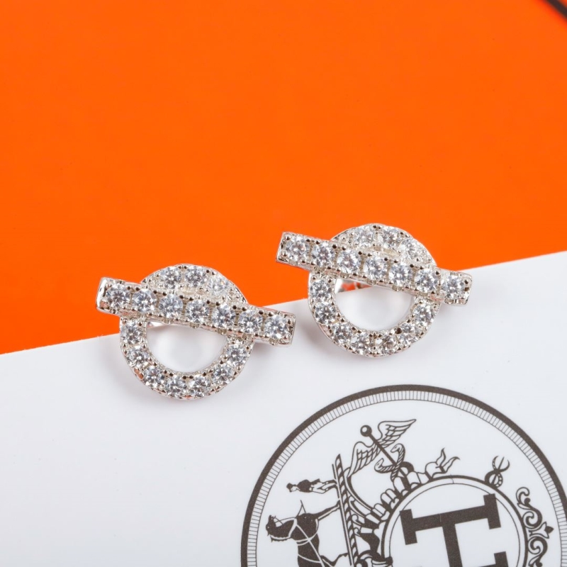H**me5 earrings